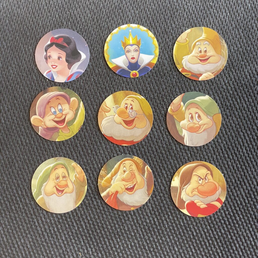Blanche-Neige et les sept nains macaron 1 pouce